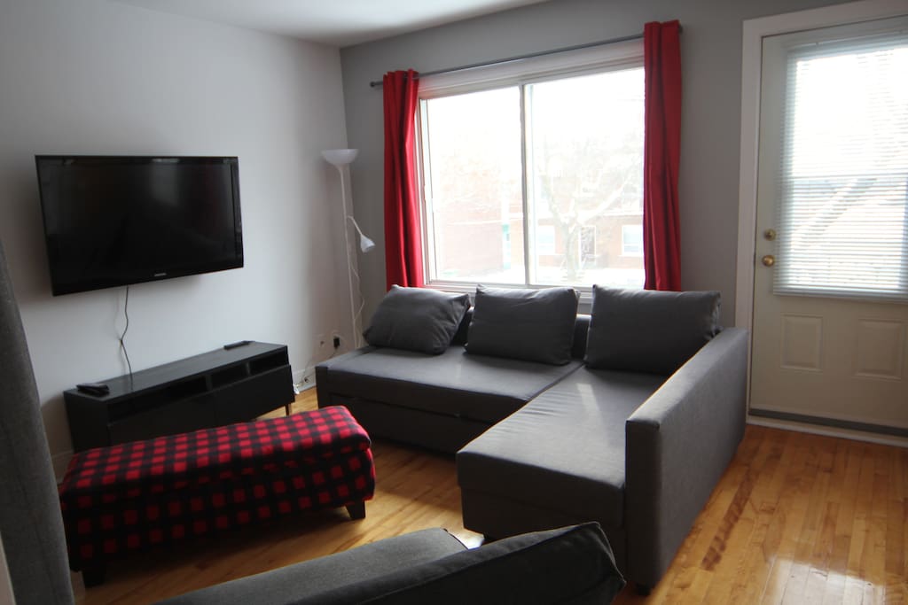 Flt screen tv W/ cable. Bose wireless speaker, front balcony. Couch converts into queen size bed