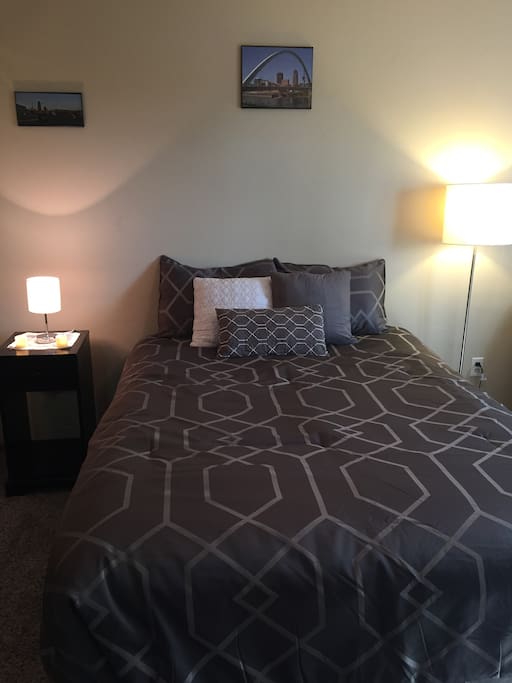 Room 1: Queen bed and recliner. Across from the bed: 42" TV with digital antenna.