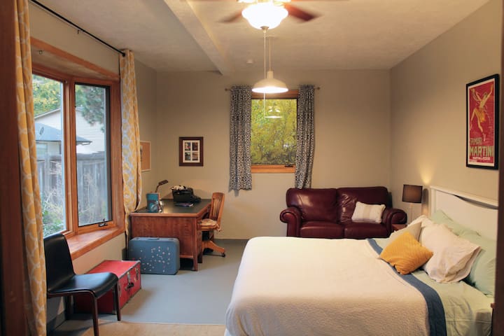 36th Street Urban Retreat *Private Entrance*