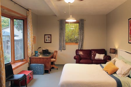 36th Street Urban Retreat *Private Entrance*