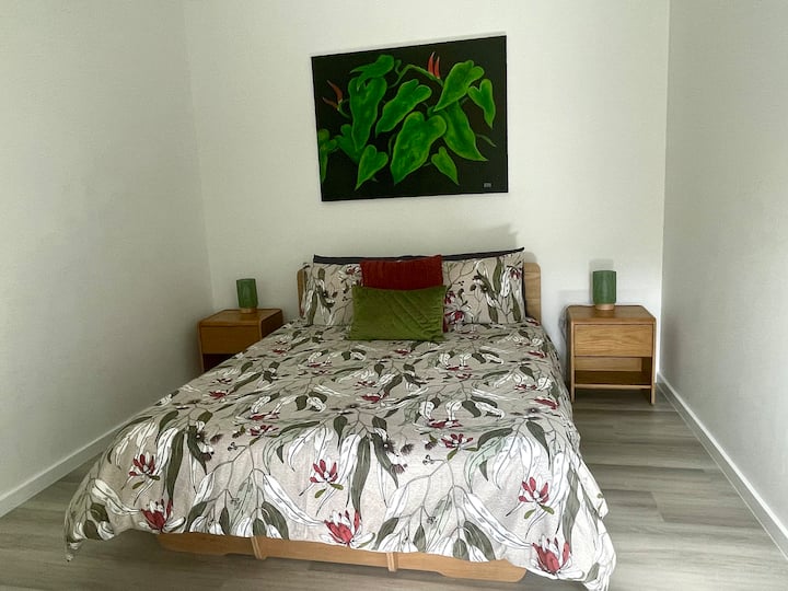 Dormitorio con una cómoda cama tamaño queen