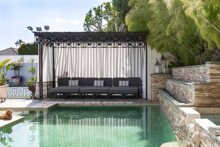 Walk to Rodeo Drive from a Palatial Villa in Beverly Hills gallery image 2