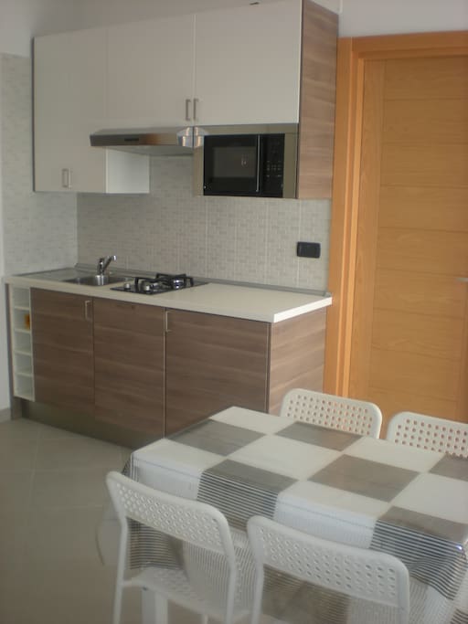 Cucina + tavolo con sedie