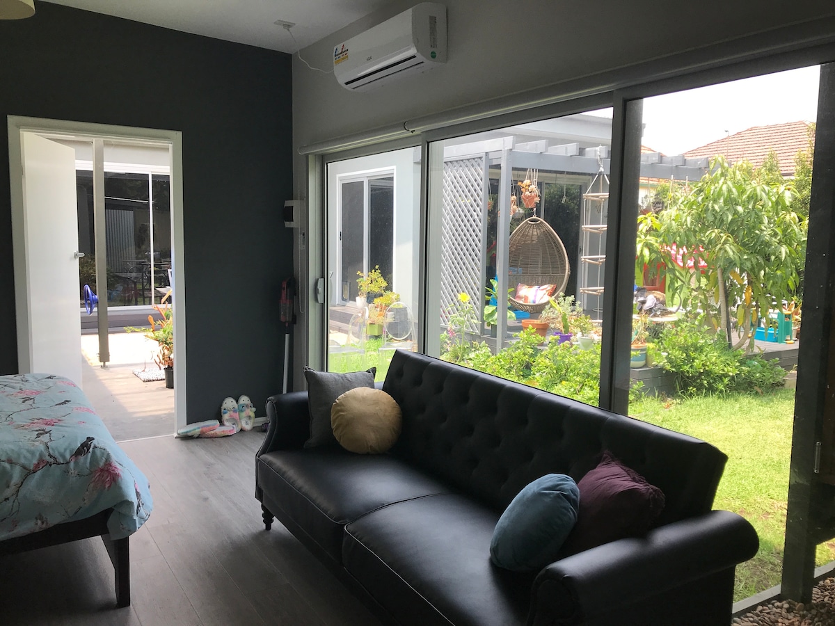 Popular Airbnb listing: Private guest house. Breakfast inc. in Rosebery