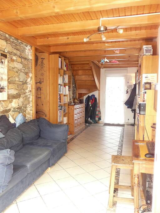 L'entrée et le coin ordinateur, avec connexion Wifi, des BDs ...