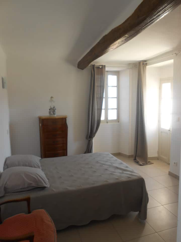 غرفة النوم الكبيرة مع إمكانية الوصول المباشر إلى التراس على مستوى طابقين