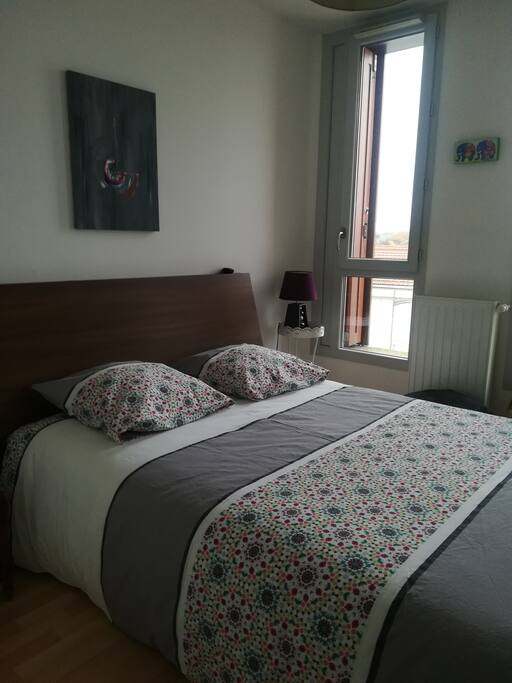 Chambre privée de 12 m2 comprenant placards et bureau