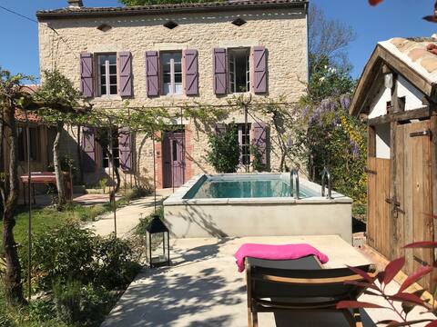 Vintage and charming cottage with its swimming pool