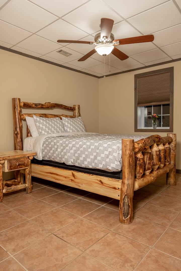 Спална соба број 2! Исто така, одговара со уникатна рамка за кревет со класичен рустикален финиш заедно со ноќната масичка што одговара. За тие топли летни ноќи, не заборавајте да го ставите вентилаторот над вас за да фрлите слаб ветер
