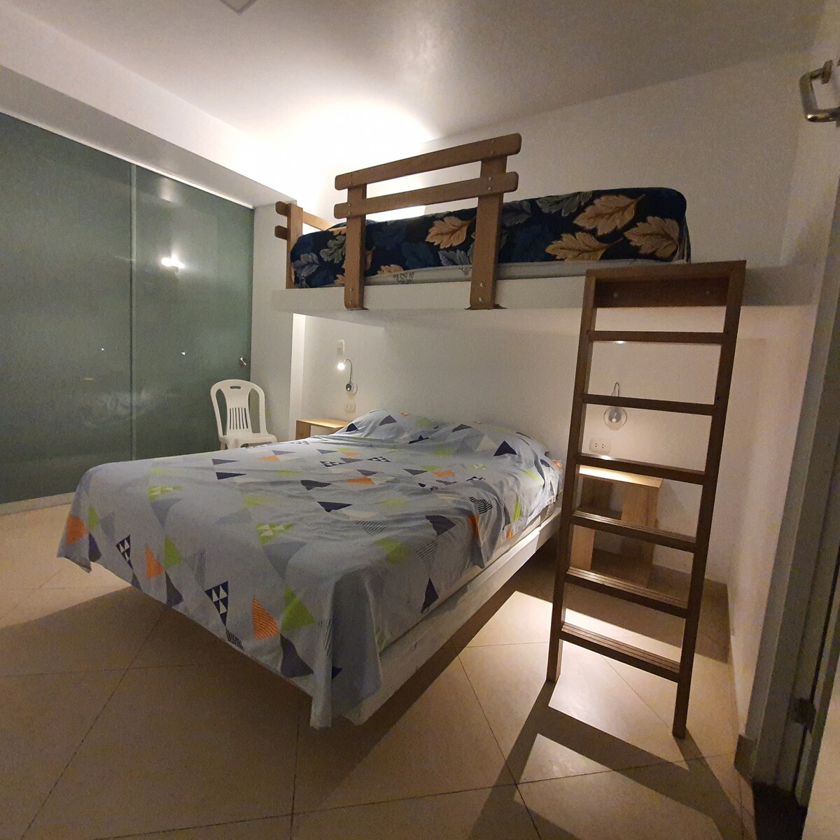 Спална соба на првиот кат 102 : брачен кревет (широк 150-179 см) со квадратен кревет и половина. Опремено со чаршафи и перници.