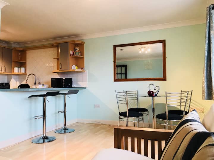 Modern Town Centre 2 Bedroom Flat + Parking, WiFi