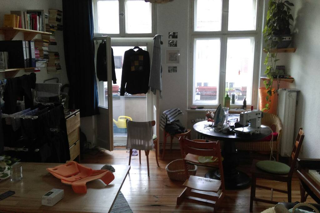 unser Wohnzimmer. Für Gäste wird natürlich aufgeräumt :)