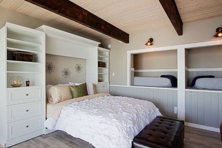 Სუპერ კომფორტული საწოლი 152 × 203 სმ ალკოვეში ორი ტყუპი საწოლით. Ალკოვი ადრე იყო ბილეთის ფანჯარა. 