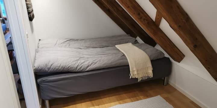 מיטה בחדר השינה