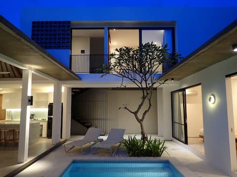 Contemporary Seminyak Villa, 15 mins walk to beach