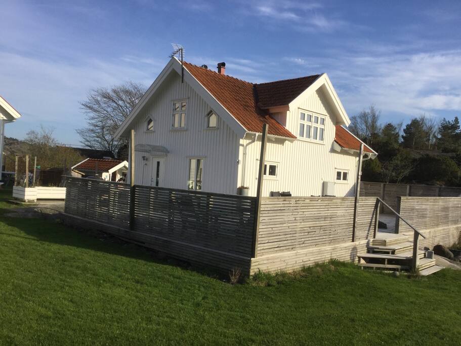 Stor möblerad altan med grill. Egen entré.
