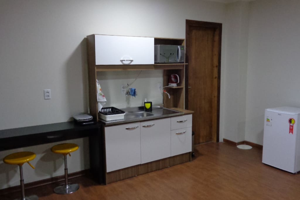 Mini cozinha, com microondas, frigobar, chaleira elétrica, sanduicheira