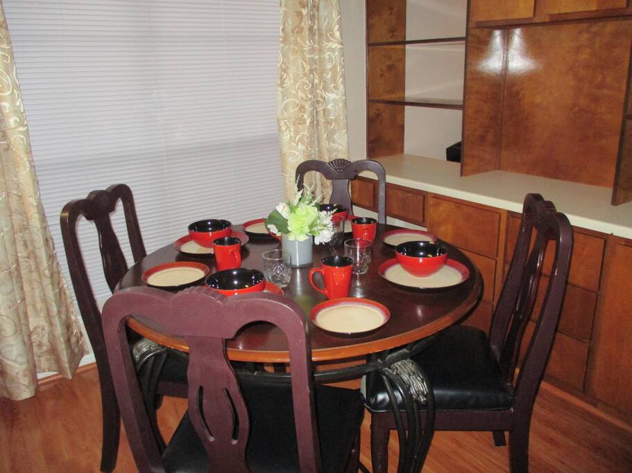 Dining for 4.