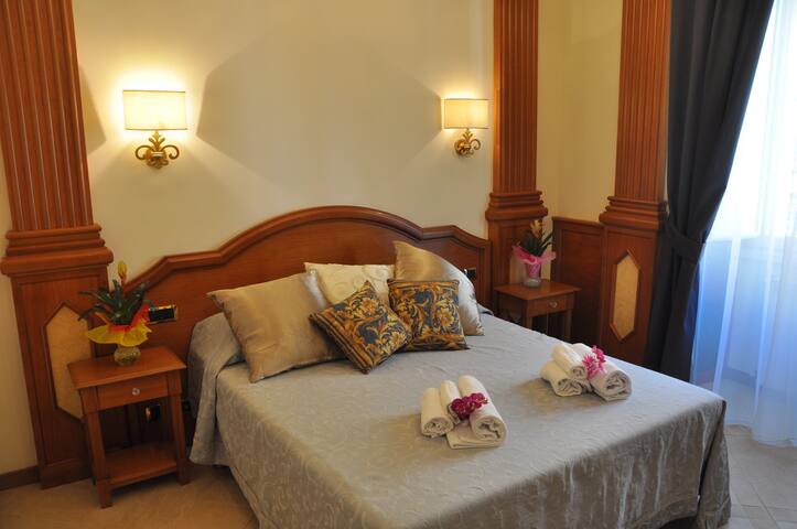 Rome Imperial Crown gallery image 2