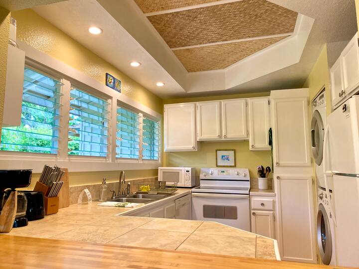 Bright & Airy with Full Kitchen & W/D