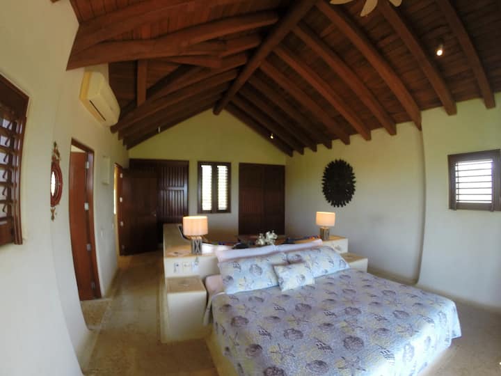 Udoban bračni krevet (širine 180 - 200 cm) u glavnom apartmanu