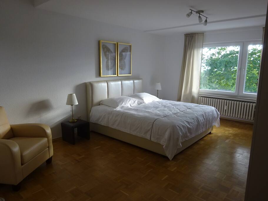 Schlafzimmer 1 mit direktem Zugang zur Terrasse
