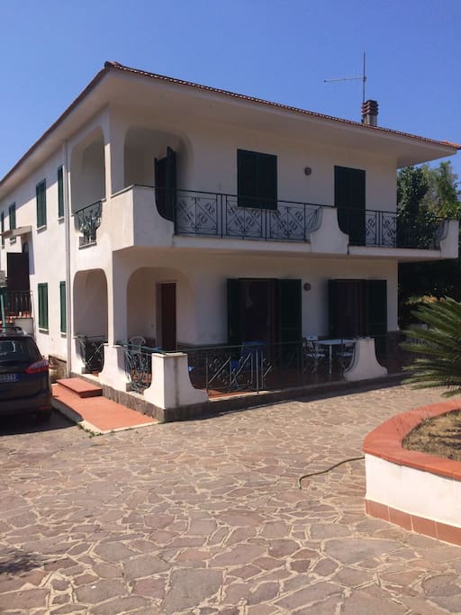 La casa all'esterno. Appartamento in affitto al secondo piano.