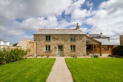 *Stunning Cornish Cottage* Oozing Charm + Comfort