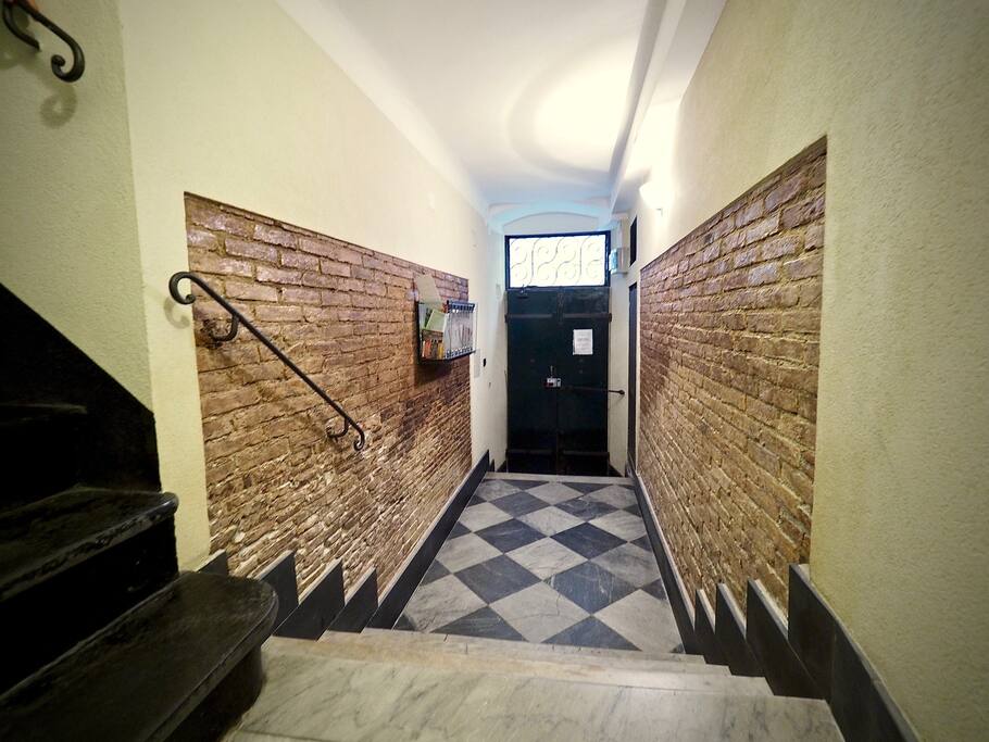 Ton: “Perfect location and wonderful host. last minute booking and was pleasantly surprised. 5 min walk to fun bars/ cafes and beautiful architecture surrounding.” ⭐️⭐️⭐️⭐️⭐️