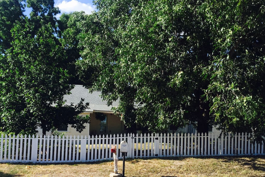 Privacy, privacy, privacy!!! Quiet, serene, peaceful retreat w/ white picket fences, rose bushes, and trees galore! Come stay, relax, rejuvenate, and enjoy!
