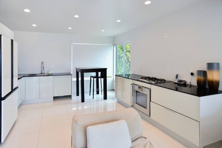 Oceanfront Celebrity gallery image 5