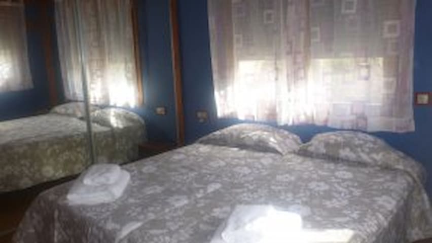 Double room with a king bed (180x200) or two individual beds of 90x200