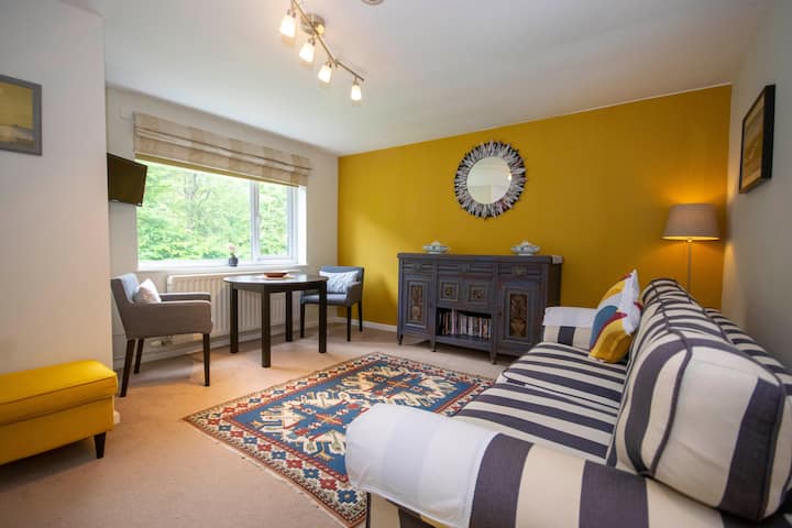 Outstanding Llangollen Riverside Apartment - Llangollen