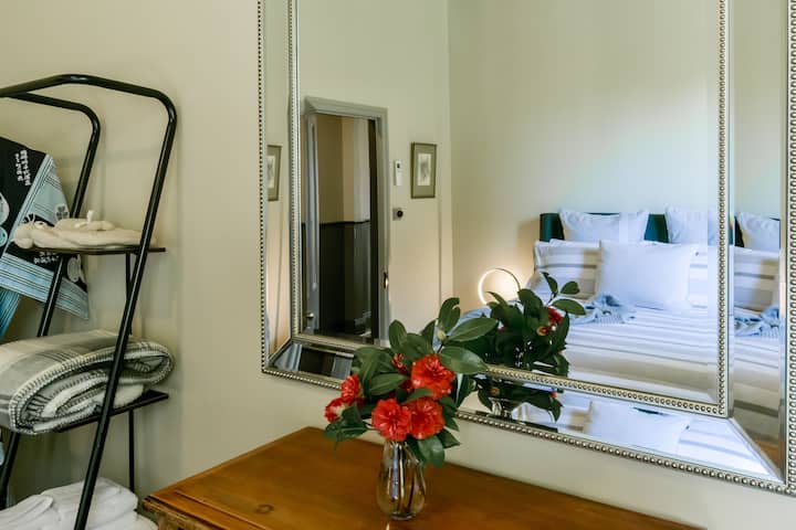 Pokojné farby v 1. spálni.   