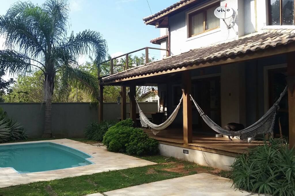 Vista lateral da casa com piscina