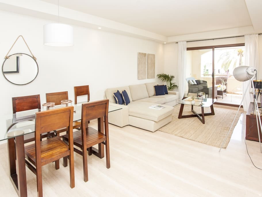 Modern and ample living room. Recently decorated.