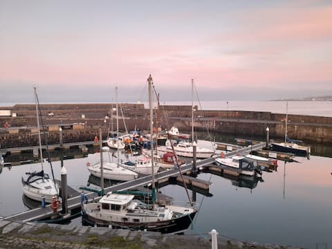 Guthrie's Den, Banff. Coastal, sea view retreat