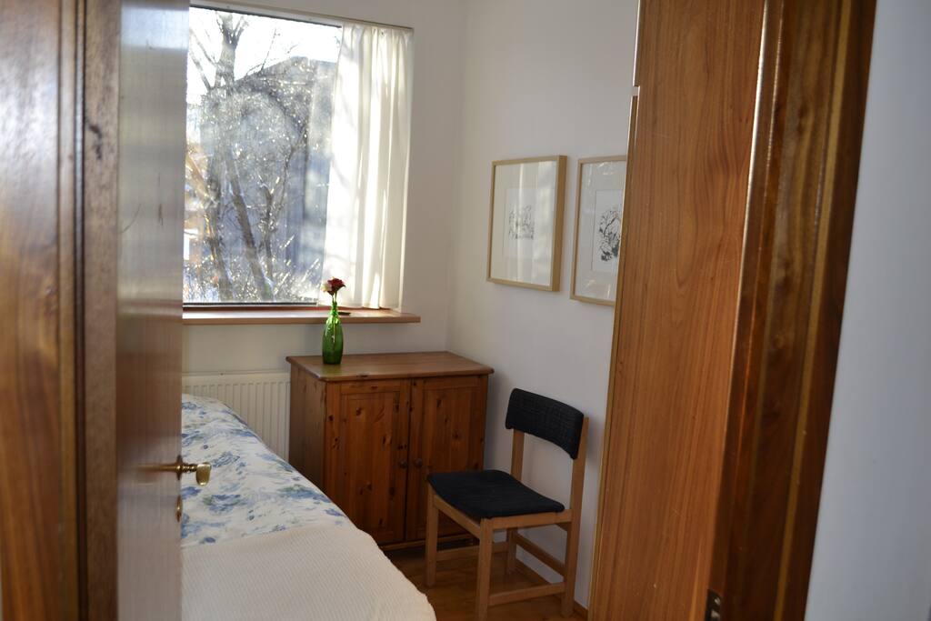 Good single room w/very good bed.