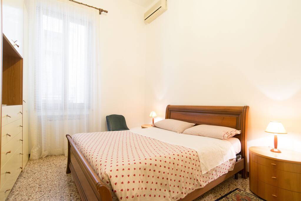 Bedroom with double bed/ Camera da letto matrimoniale