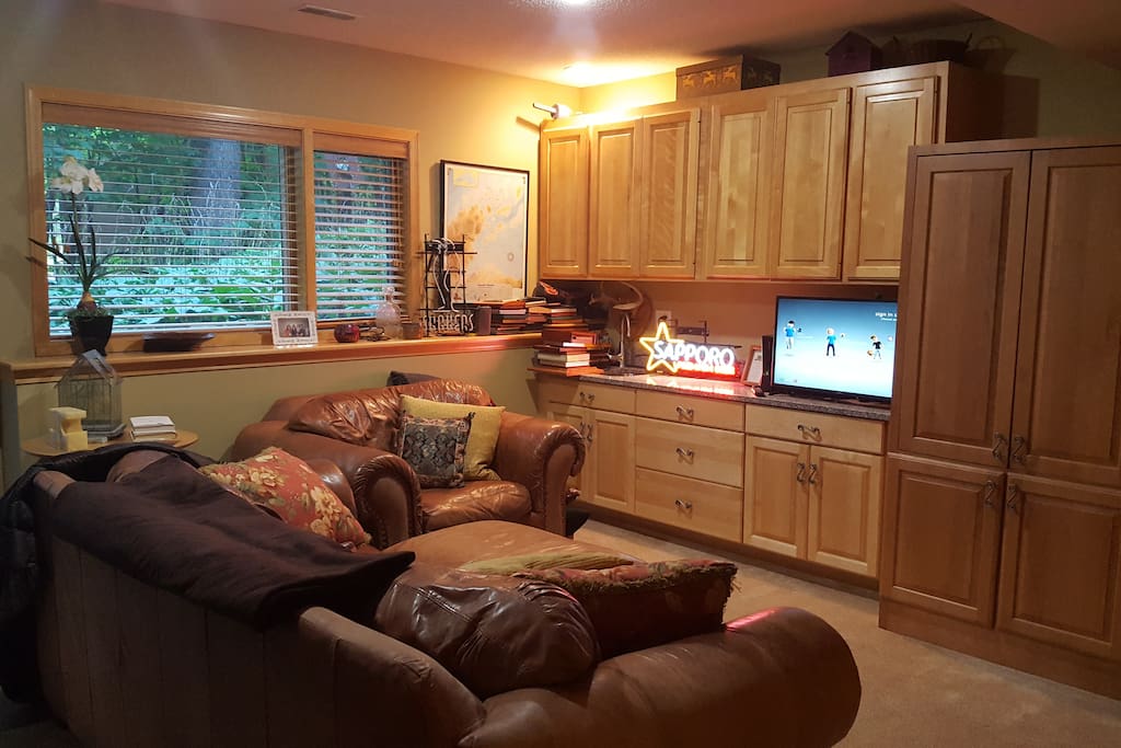 Wifi, SmartTV, Netflix, wet bar, granite counter tops, leather couch, view of the garden and woods and endless array of DVD's. * Couch surfing optional for 3rd guest. Comes highly recommended.