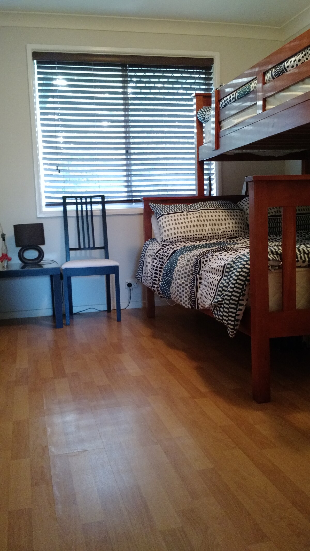 חדר שינה שני עם מיטה זוגית