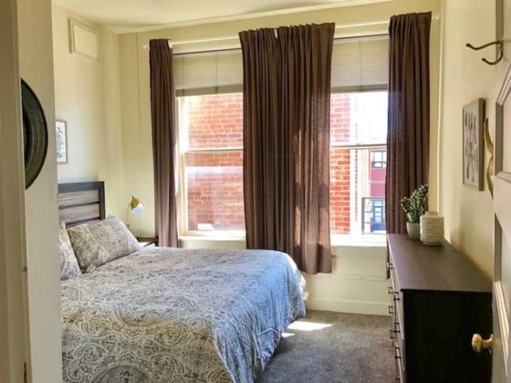 Основна спалня с двойно легло и големи прозорци