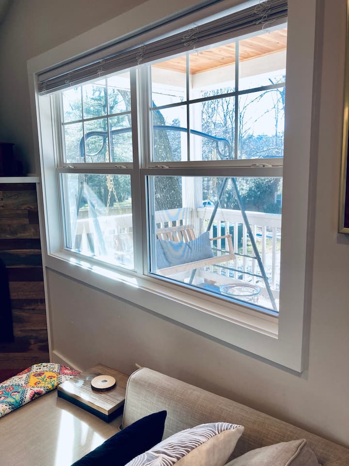 หน้าต่างบานใหญ่ที่สว่างไสวทำให้ที่พักที่อบอุ่นนี้เปิดโล่งและกว้างขวาง