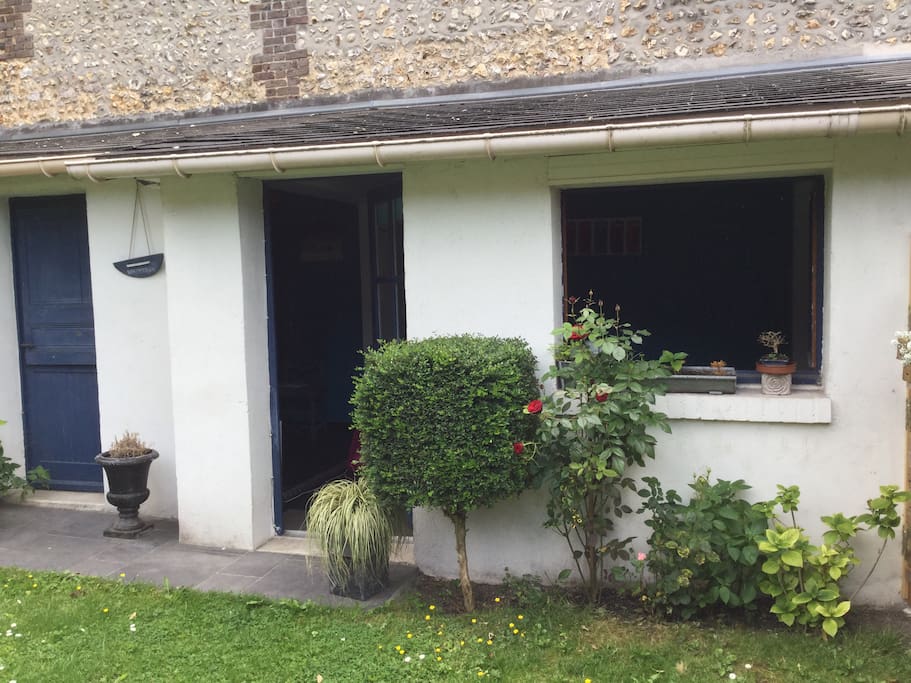Entrée de la petite maison au fond du jardin