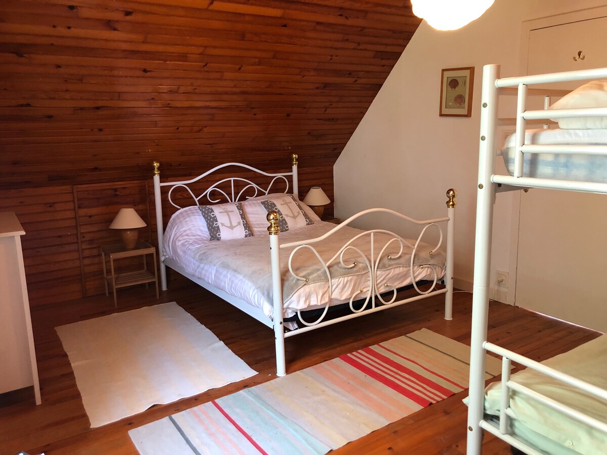 Spálňa s manželskou posteľou a poschodovými posteľami