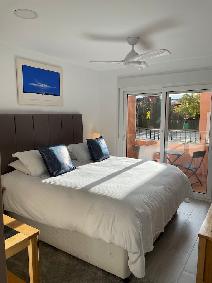 חדר שינה 2 עם מרפסת פרטית, המיטה יכולה להיות סופר קינג או מפוצלת למיטה זוגית