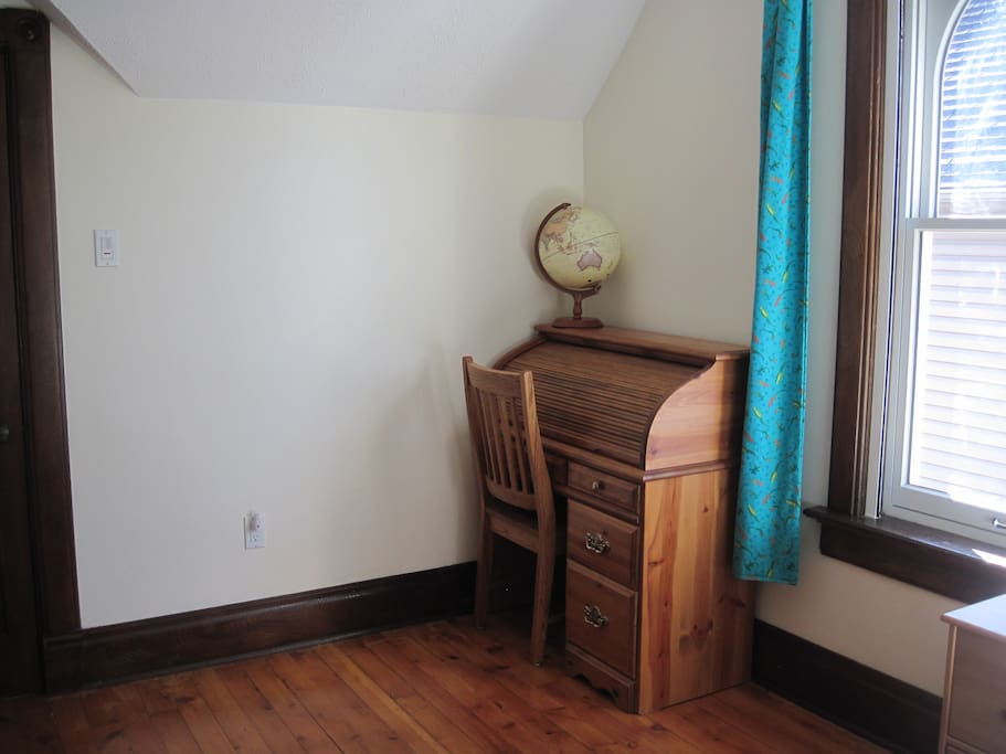 Rolling-top desk and large closet.
Hard-floor.