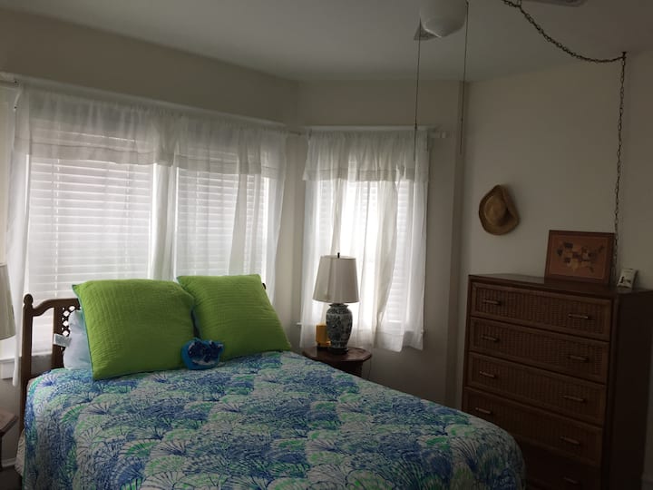 חדר שינה זוגי עם אמבטיה משותפת.