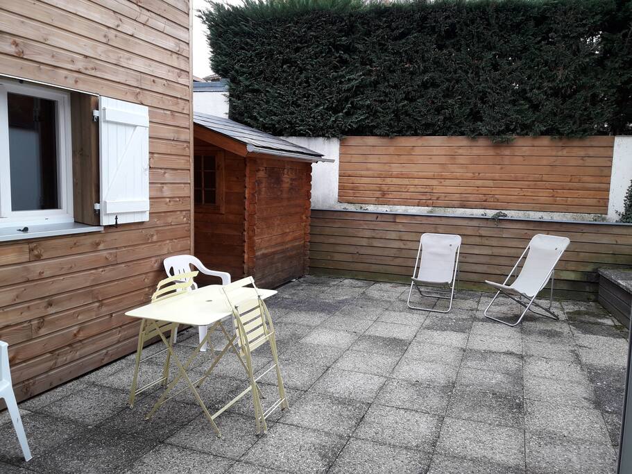 Un parasol est dans le petit chalet !expo !sud ouest
