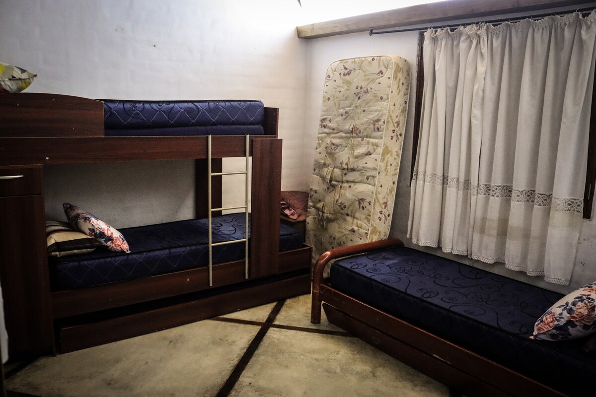 الغرفة 3. سرير بطابقين وسرير مفرد وأسرّة بحار 